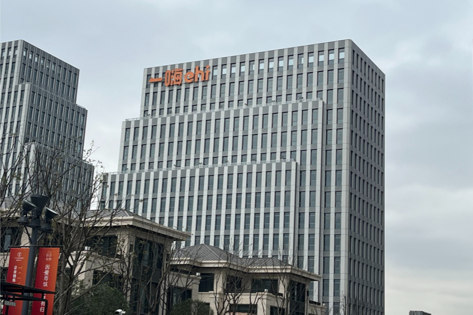 一嗨租車總部大樓幕墻發光